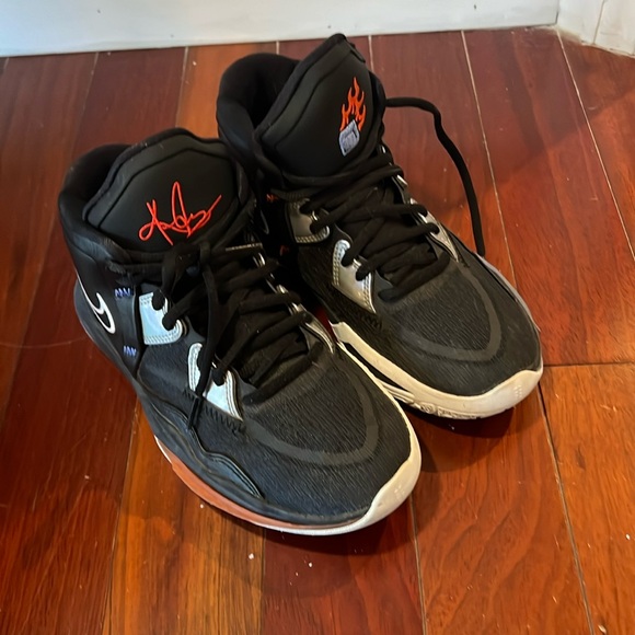 Sneakers - Picture 1 of 7